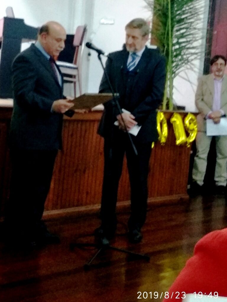 Miguel Senattore entrega reconocimiento de la Sociedad Italiana de San José, al Embajador Gianni Piccato