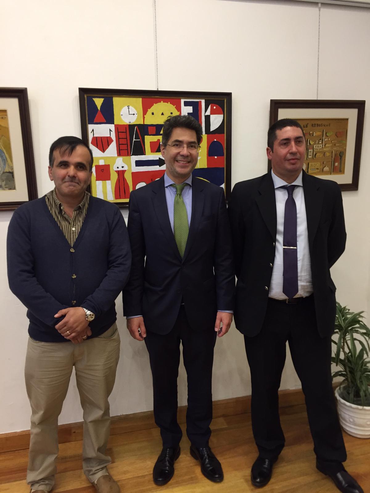 Nicolás Bentancor, Consejero Cultural de la Embajada de España Luis Romera Pintor, y Edgardo Lopardo, en la apertura de la exposición en el ICE