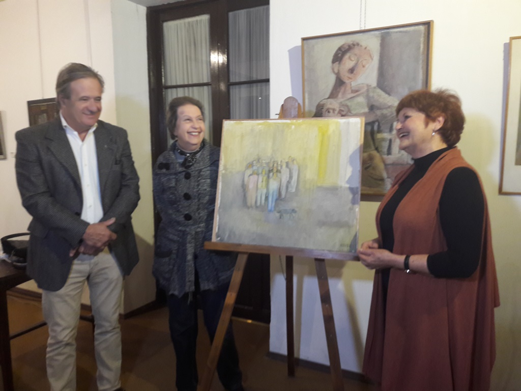 César Cracel, Liliana Mangeney y María de los Ángeles Martinez, junto a la obra Multitud 3, de Linda Kohen - copia (2)