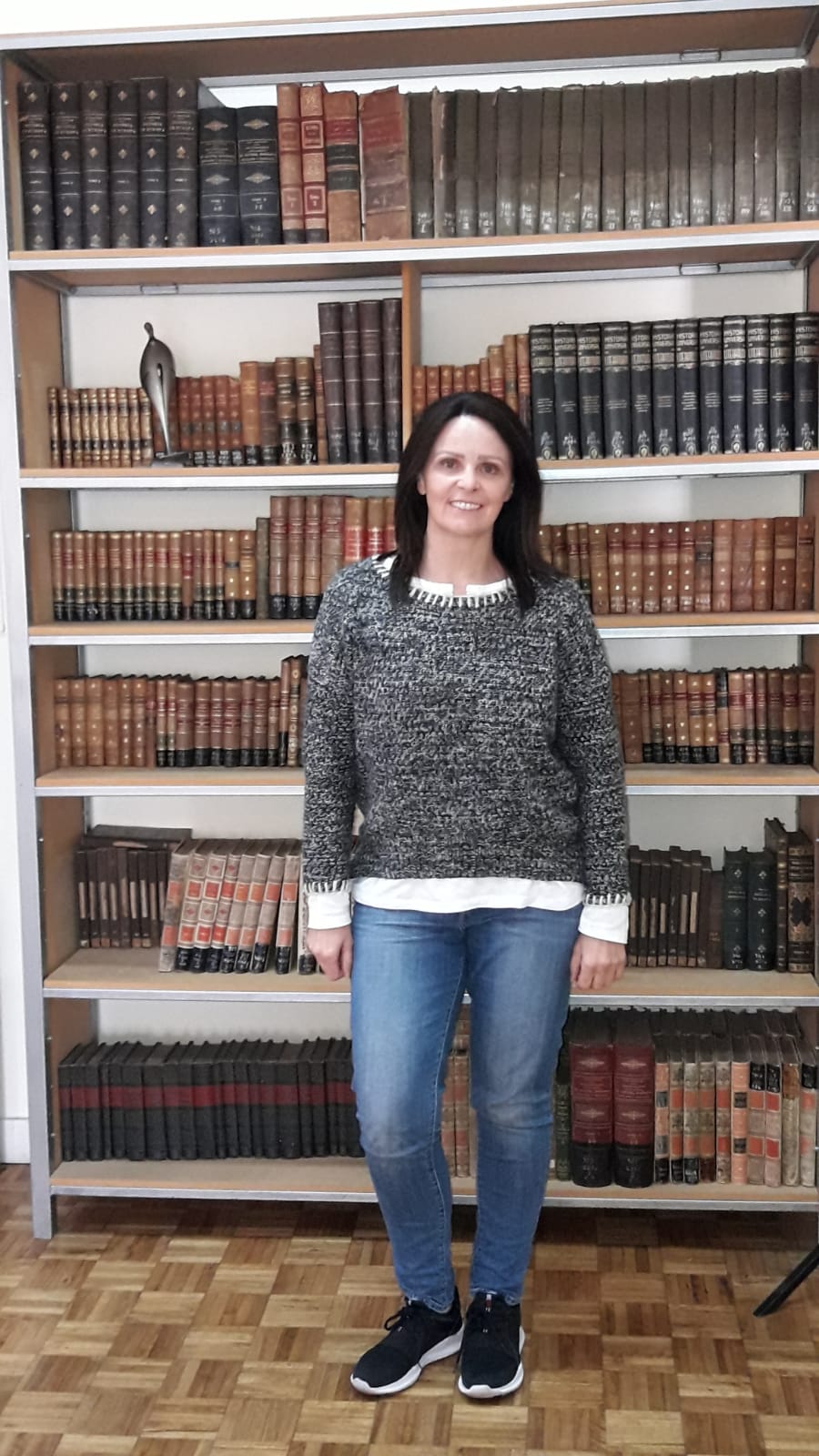Profesora de Historia y Bibliotecóloga Carolina Díaz  en la Biblioteca Departamental  