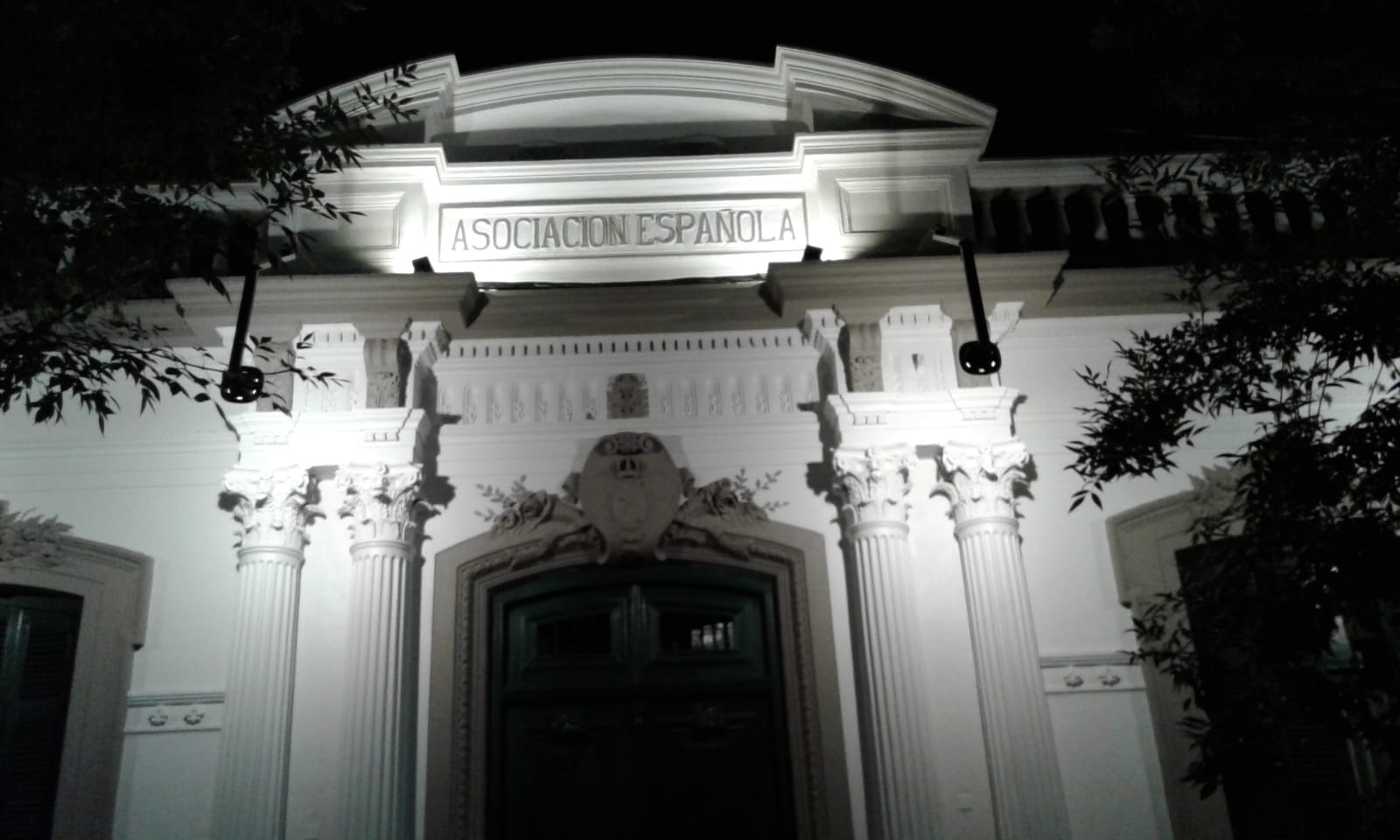 Vista parcial nocturna de la fachada del Instituto Cultural Español de San José