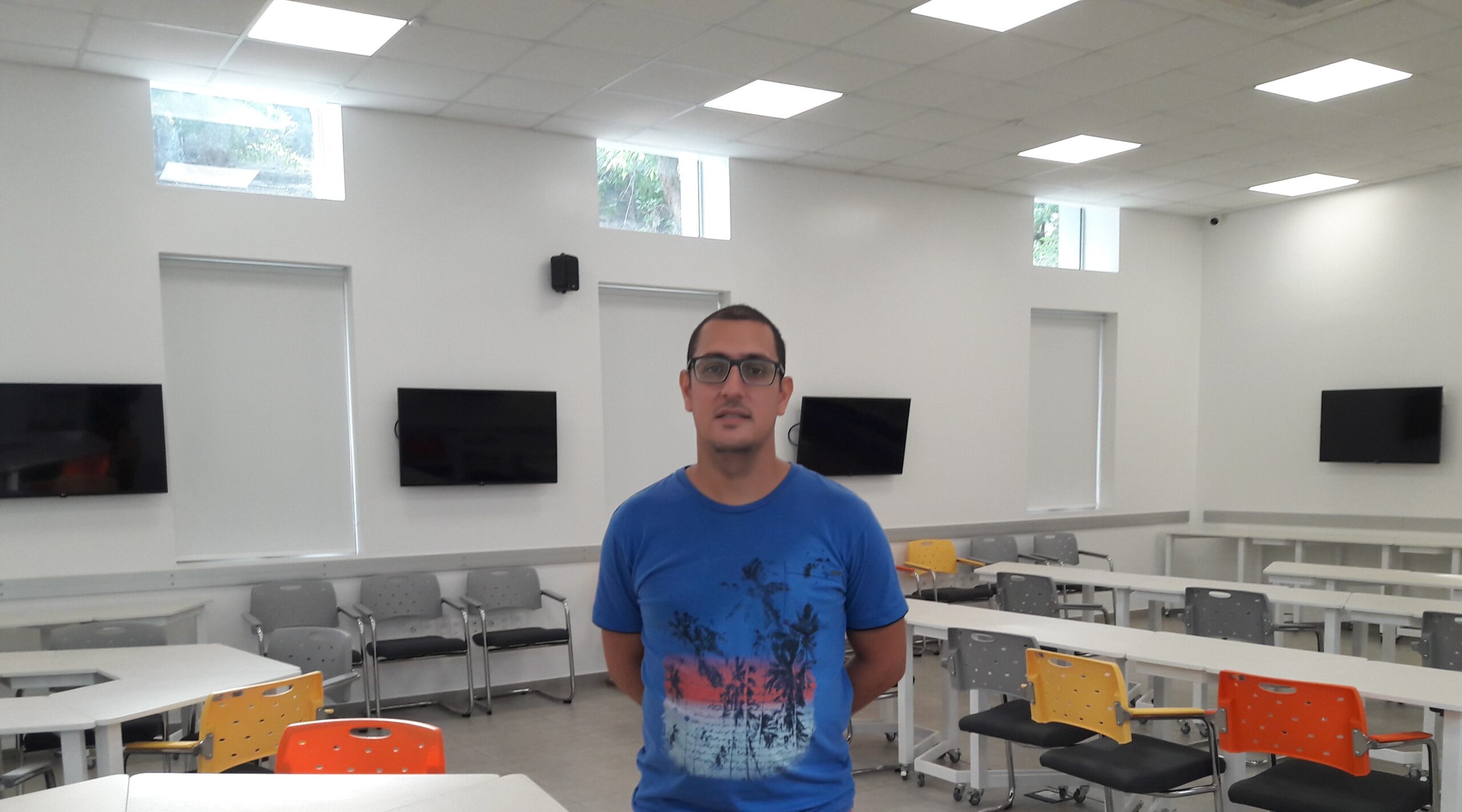 Ingeniero Cristian Bauza en salón 3.0 de UTEC San José