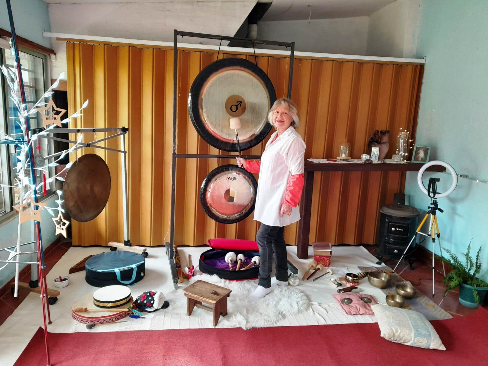 Nelly Favilla, en el espacio de su casa destinado a los baños de gong