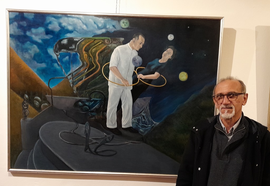 Juan Palleiro junto a la obra Armonía de las esferas, de Mernies, en el Museo