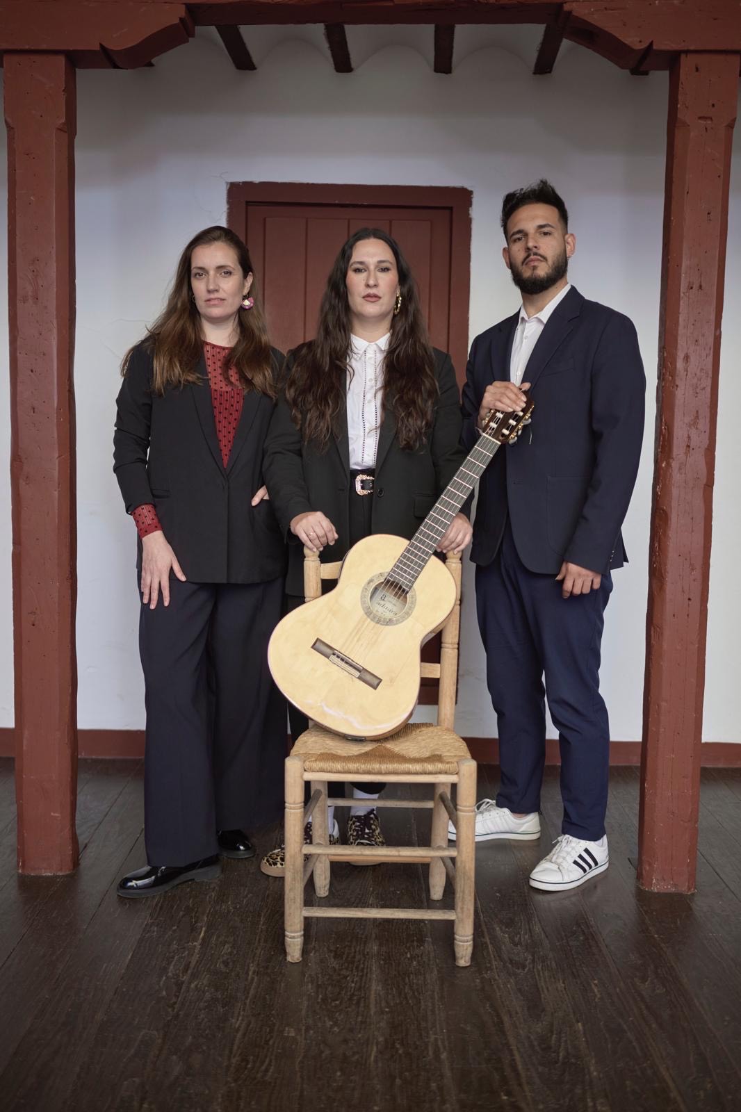 Paula Rodríguez, AnaMar y Antonio De Quero, del espectáculo Ana por Ana, presentado por el FIDAE 2025 -foto- gentileza de AnaMar