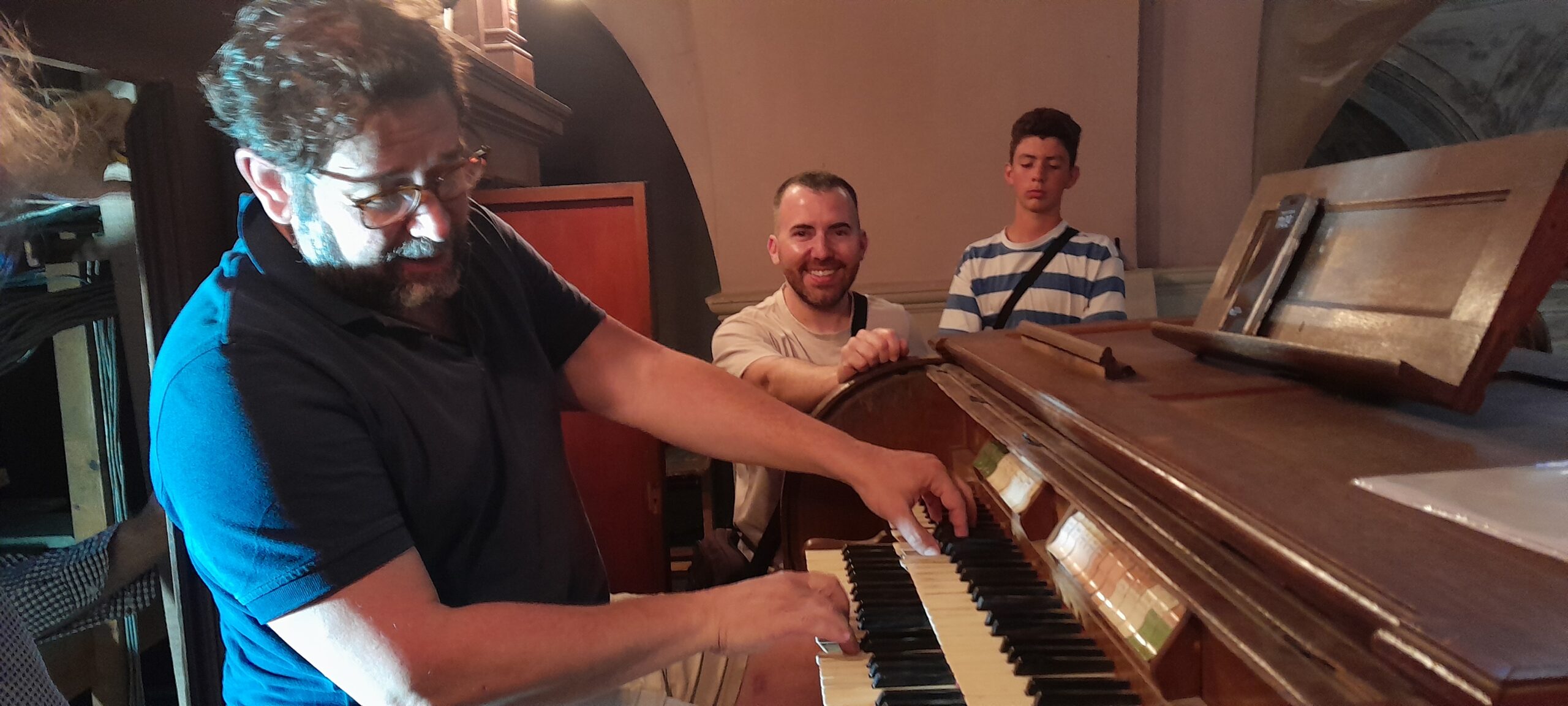 Mario D'Amico en un primer contacto con el órgano de la Catedral, Matías Ferreyra, y Tomás Moreno-sobrino del armonista- Mario D'Amico en un primer contacto con el órgano de la Catedral, Matías Ferreyra, y Tomás Moreno-sobrino del armonista-